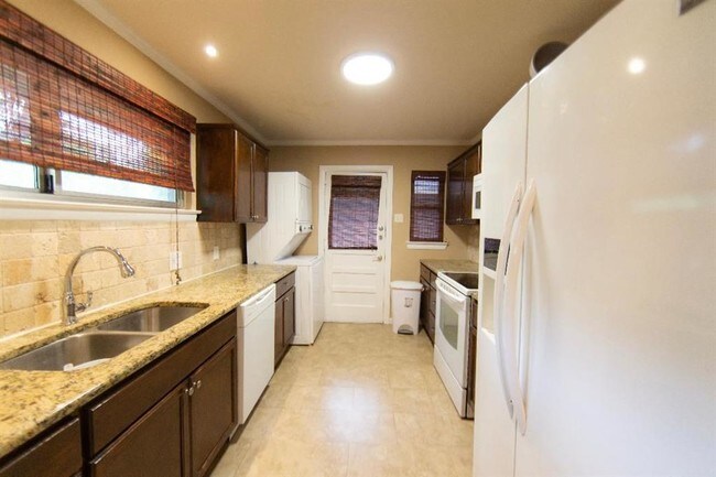 Building Photo - 10226 Pinecrest Dr