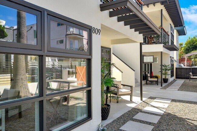 Building Photo - 807 Dover Ct