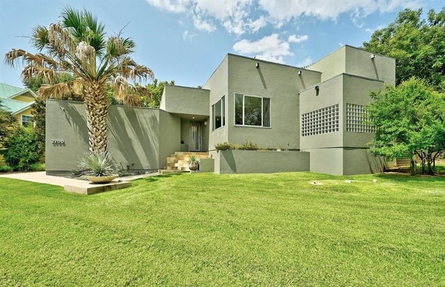 Building Photo - 2700 De Soto Dr
