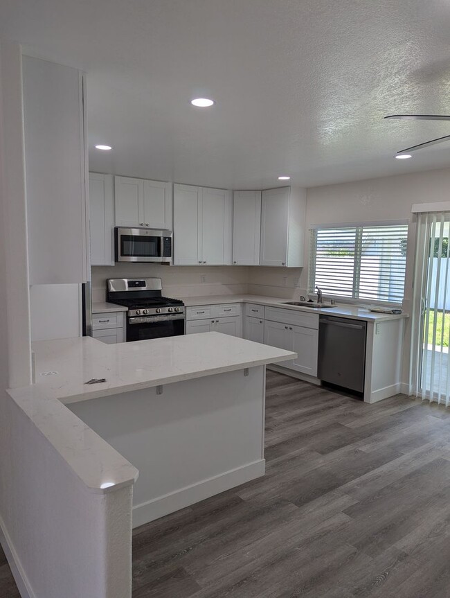 Building Photo - 3 Bed/2 Bath 1 Story Home in Lakeside