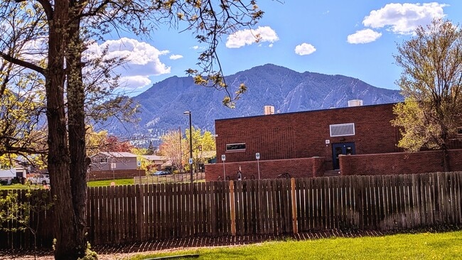 Building Photo - 4150 Monroe Dr
