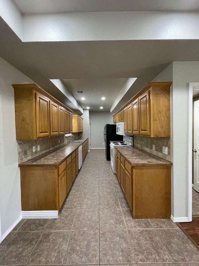 Building Photo - Spacious 3-Bed, 2.5-Bath Fourplex with Gar...