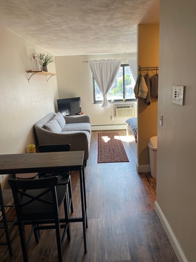 Building Photo - 35 Glencoe St