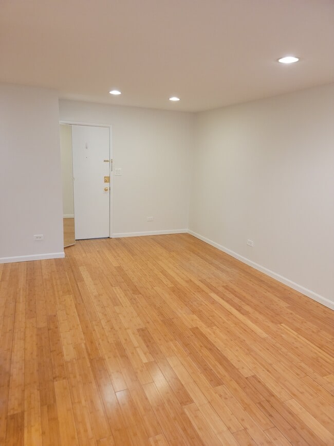Building Photo - 510 W Fullerton Pky