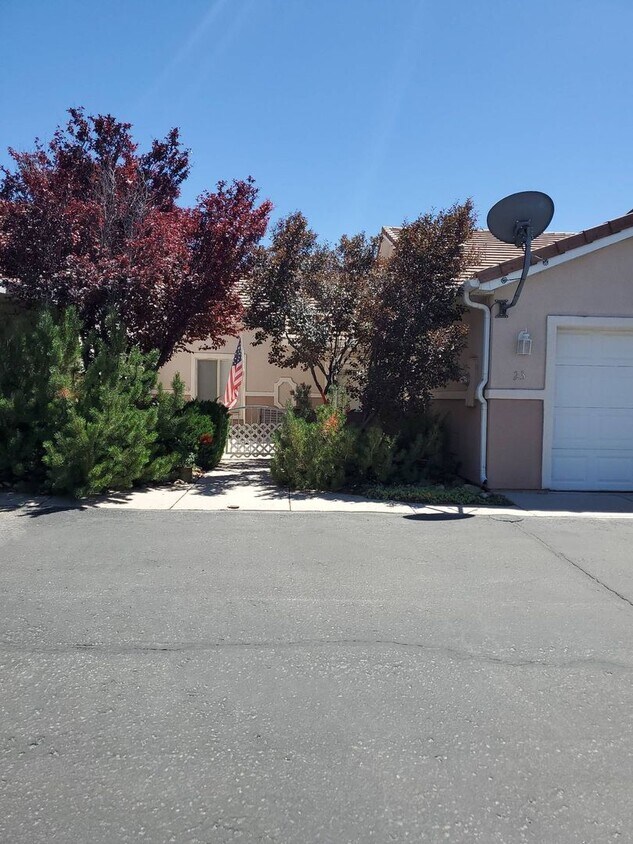 Foto principal - The Seasons @ Mesa Hills 3 bed/2 bath
