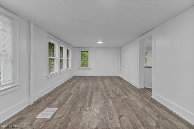 Foto del edificio - 712 Roselle Ave