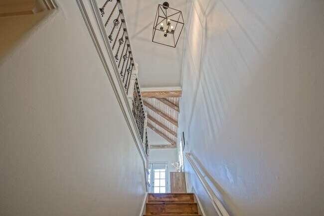 Foto del edificio - BEAUTIFULLY REMODELED, HIGH-END REDONDO HILLS HOME W/ AMAZING GREAT ROOM LIVING SPACE, 2 BALCONIE...