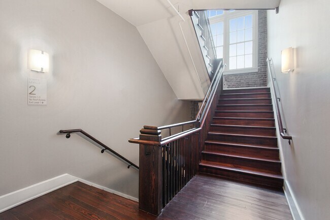 Escaleras de la vieja escuela (hay ascensor) - 1215 Louisiana Ave