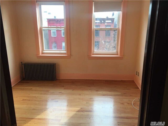 Foto del edificio - 665 Metropolitan Ave