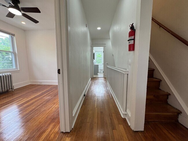 Foto del edificio - Charming 2-Bedroom Apartment in Lansdowne!...