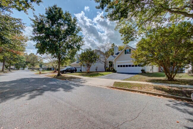 Foto del edificio - 13920 Lord Fairfax Pl