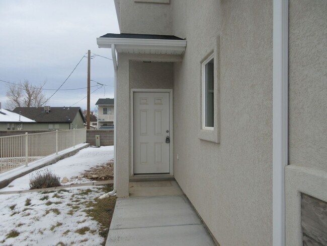 Building Photo - 3 bed -2.5 bath - Newer townhome in the he...