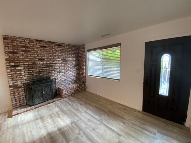 Foto del edificio - Charming 3-Bedroom Home with Fireplace & Private Yard – South B St, Lompoc
