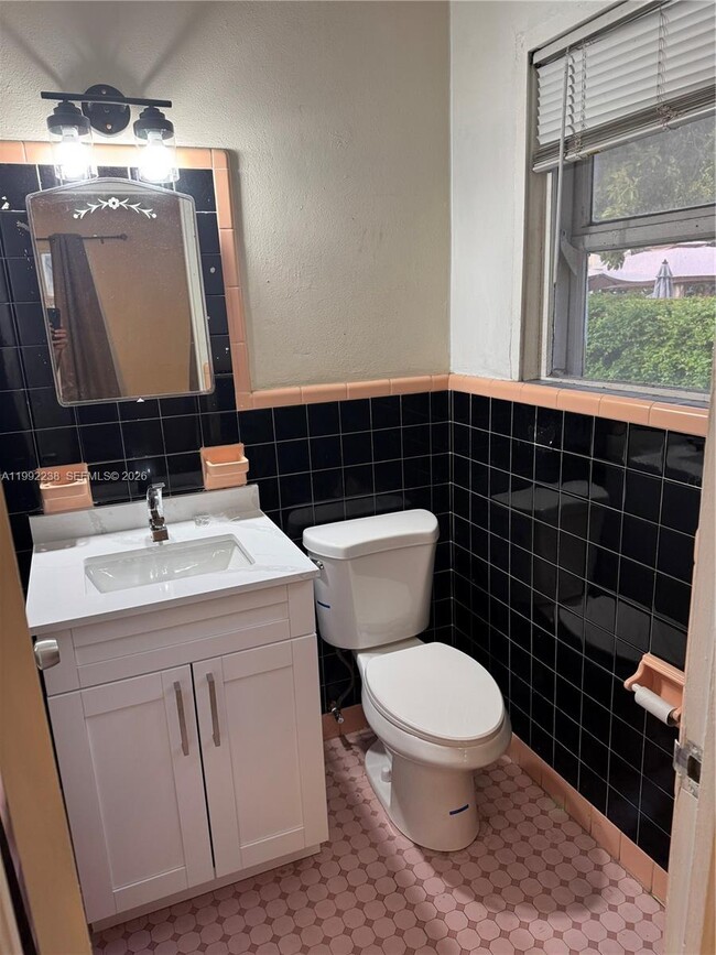 Building Photo - 2029 Monroe St