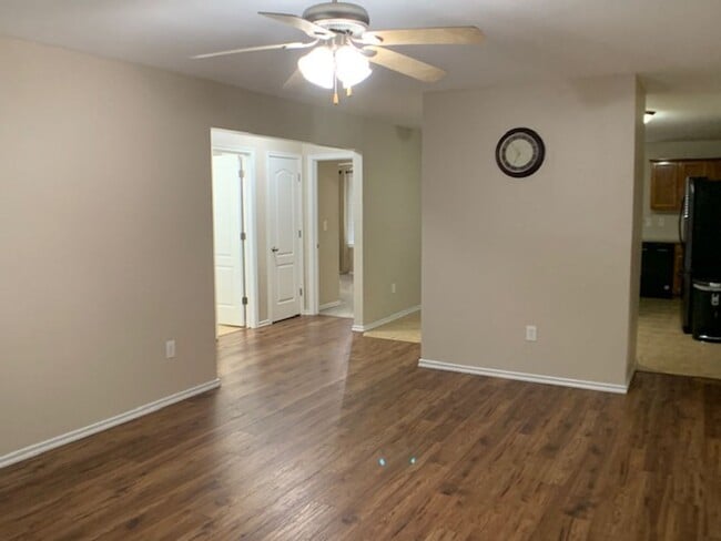 Building Photo - Newer 3 Bedroom off I-240