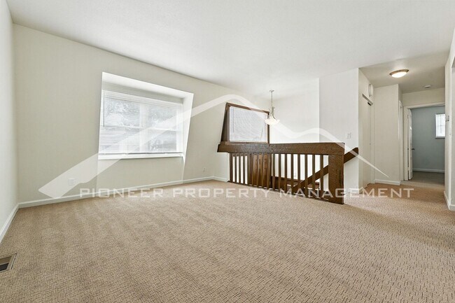 Building Photo - Charming Home with Washer/Dryer and Centra...