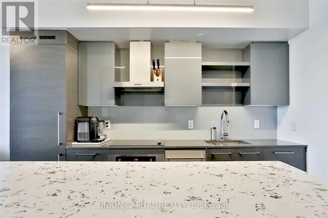 Photo du bâtiment - 1030 King St W