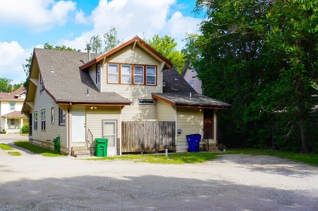 Building Photo - COMING SOON! 2b 1.5 ba w basement, Lawn Care + Trash Included