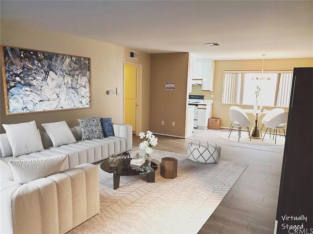 Foto principal - 12801 Moorpark St