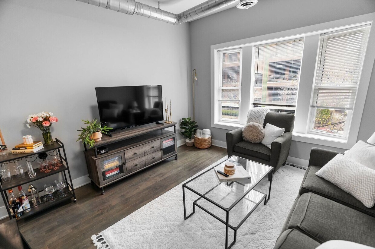 Foto principal - 452 N May St