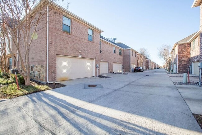 Building Photo - 528 S Greenville Ave