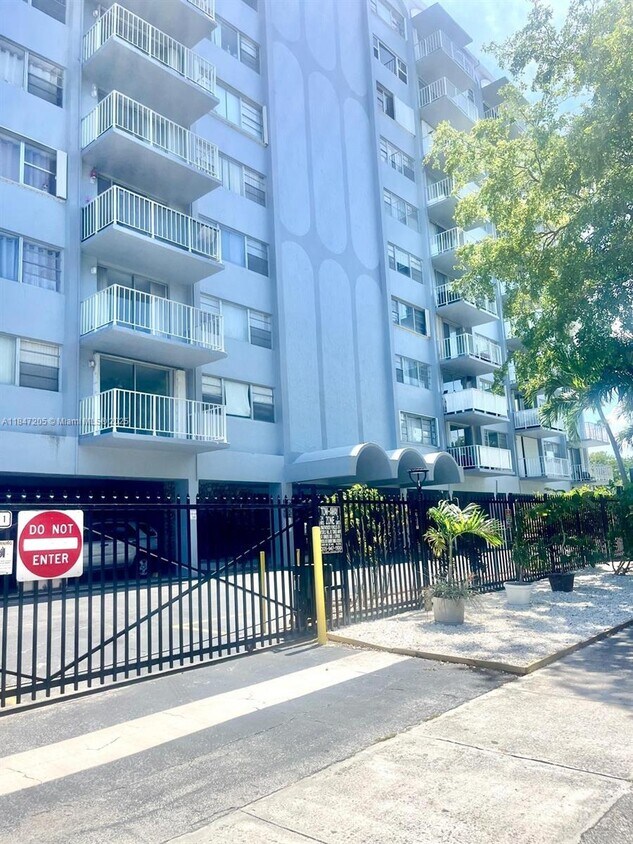 Primary Photo - 1470 NE 125th Terrace