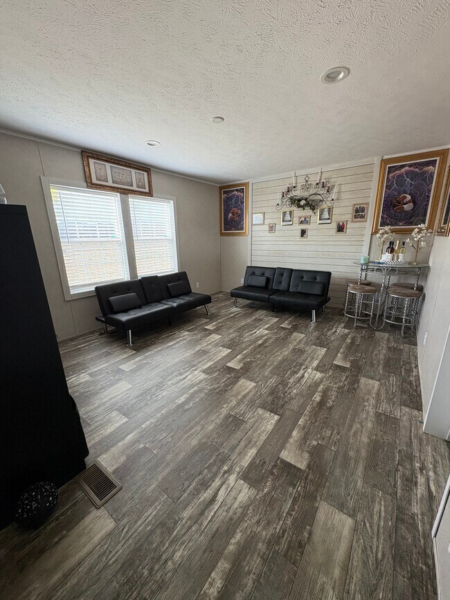 Foto del edificio - 8236 Camden Rd