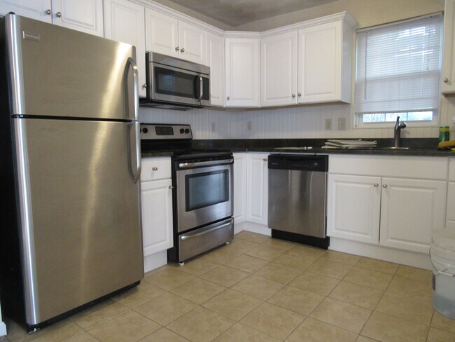 Building Photo - 71 Pembroke Ave