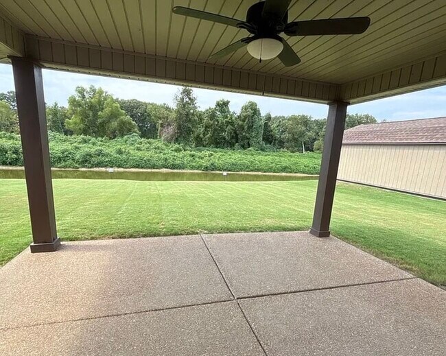 Foto del edificio - 322 Hidden Springs Ln
