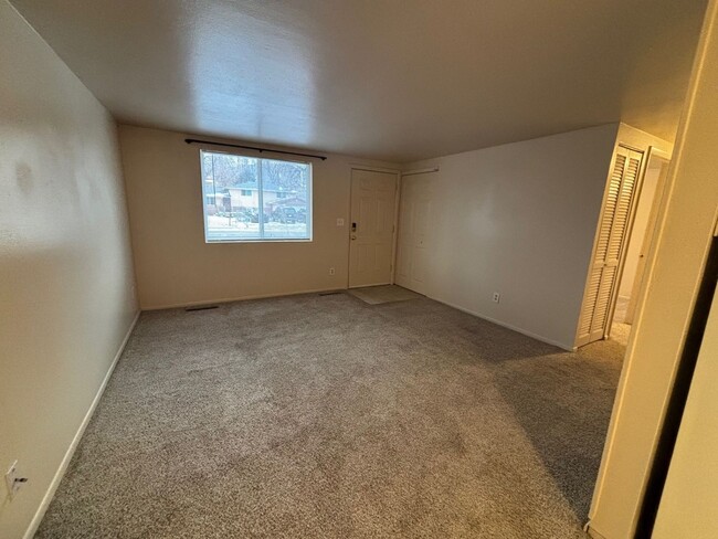 Foto del edificio - 3 Bed / 1 Bath Near I-25 and S. Academy - ...