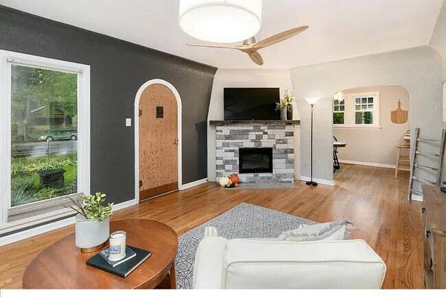 Building Photo - 917 W Magnolia St