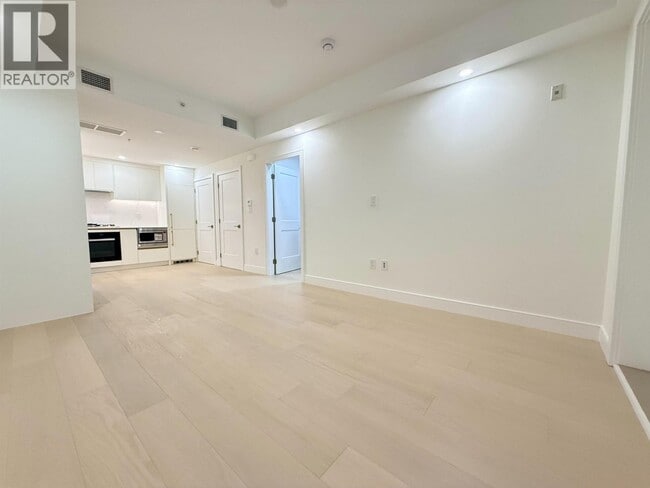 Building Photo - 918 W 32nd Ave