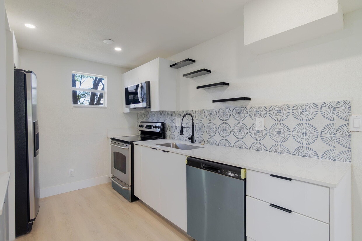 Primary Photo - 1108 W 33rd St