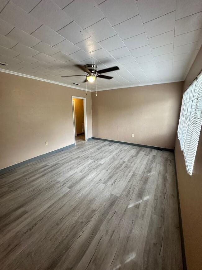 Building Photo - 2 Bedroom/1 Bath Duplex