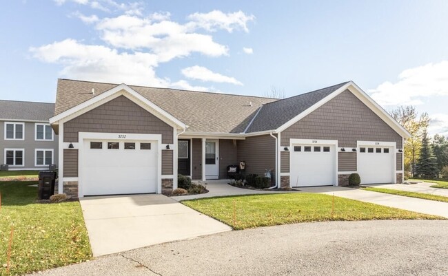 Building Photo - 3244 Birch Creek Ct SE