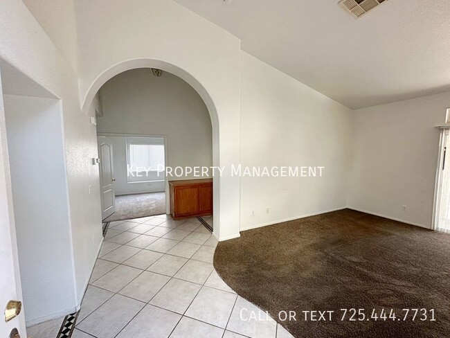 Building Photo - 3 BEDROOM 2 BATH 1 STORY HOME IN GATED COM...