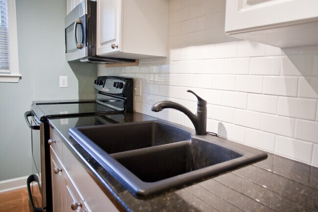Building Photo - Relax at the Retreat: Updated 2Br Condo