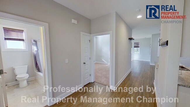 Foto del edificio - Beautiful Home in Hampstead on Spacious Lot