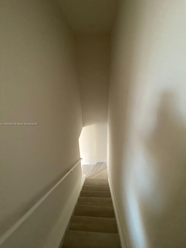 Foto del edificio - 2561 NE 193rd St