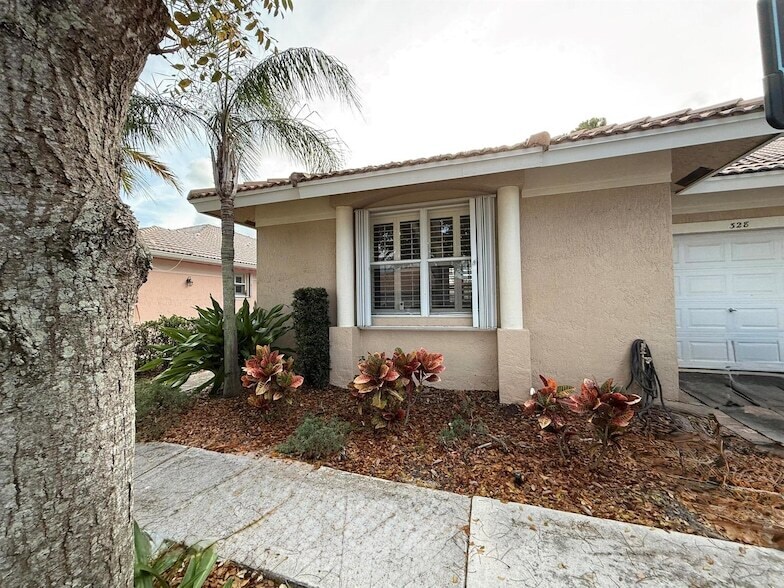 Primary Photo - 328 W Coral Trace Cir