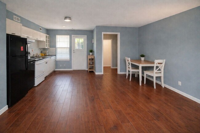 Foto del edificio - 9250 E Girard Ave