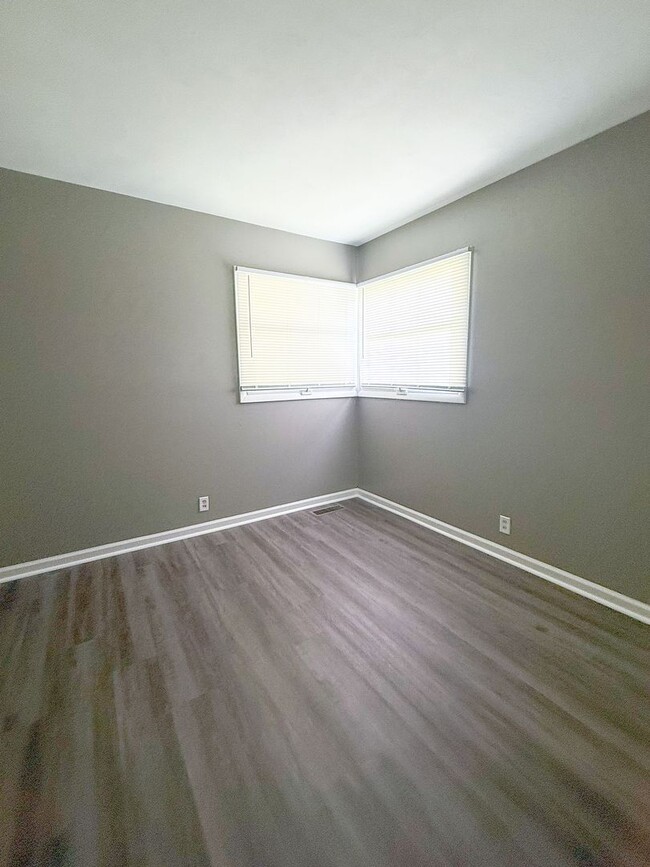 Building Photo - 4 bedroom 1.5 bath