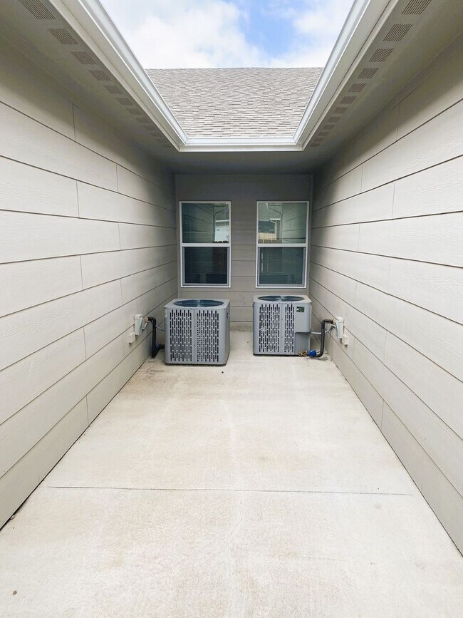 Building Photo - 3 BEDROOM  2 BATH DUPLEX Belaire