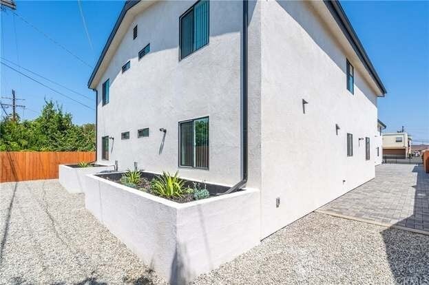 Building Photo - 844 W 65th St