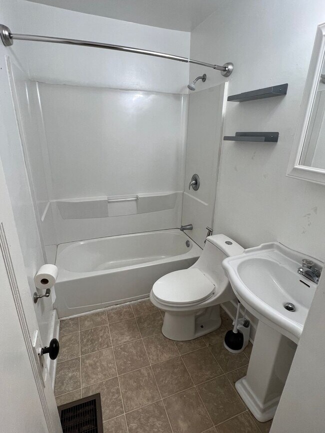 Building Photo - Beautiful 2 bedroom 1 bath with full basememt