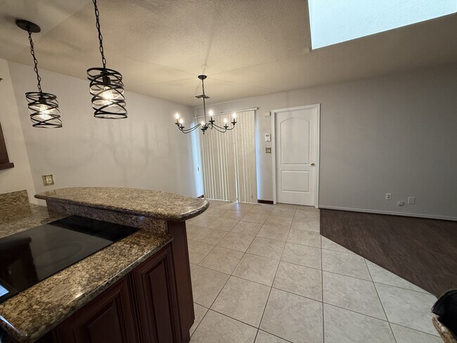 Foto del edificio - 422 Emery Dr