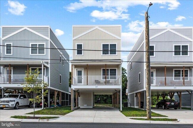 Foto del edificio - Newly Built Modern Home for Rent in Charming Colonial Beach – with Pool Access Included!