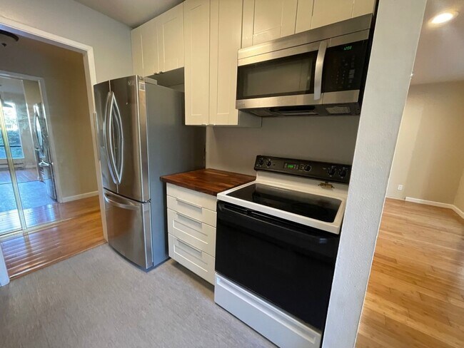 Foto del edificio - Spacious Updated Two Bedroom Condo in Wate...