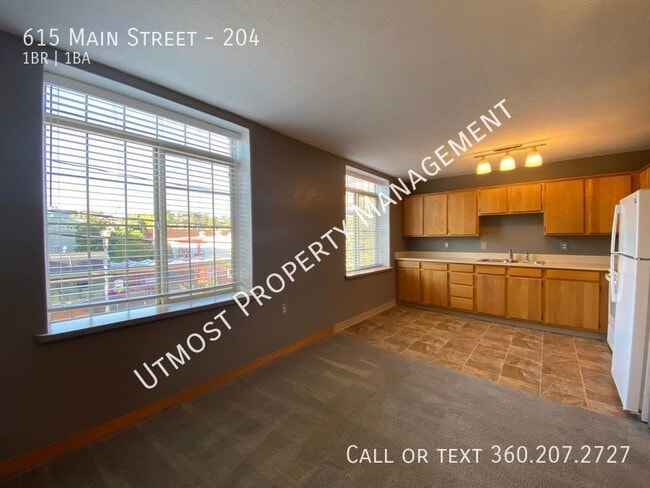 Building Photo - 615 Main St