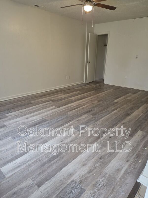 Foto del edificio - 2831 Breezewood Ave